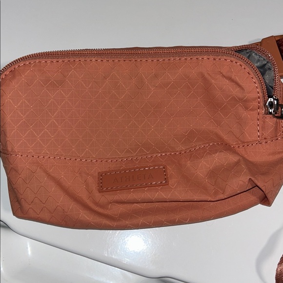 Athleta Excursion Crossbody Belt Bag in Snapdragon Rose - Picture 1 of 6